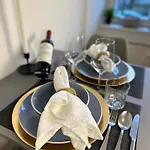 Apartament Bella - Business&family Ap 2, 100m Zum Konzerteingang Schloss, Parkplatz, Smart Tv, Netflix, Waschmaschine, 24h Checkin, 30 Qm Ludwigsburg