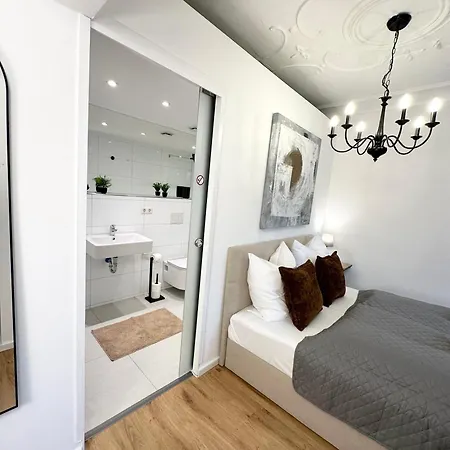 Bella - Business&family Ap 2, 100m Zum Konzerteingang Schloss, Parkplatz, Smart Tv, Netflix, Waschmaschine, 24h Checkin, 30 Qm * Ludwigsburg