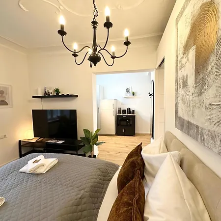 Bella - Business&family Ap 2, 100m Zum Konzerteingang Schloss, Parkplatz, Smart Tv, Netflix, Waschmaschine, 24h Checkin, 30 Qm アパート ルートヴィヒスブルク