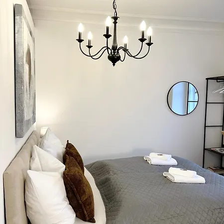 Bella - Business&family Ap 2, 100m Zum Konzerteingang Schloss, Parkplatz, Smart Tv, Netflix, Waschmaschine, 24h Checkin, 30 Qm Apartmán *