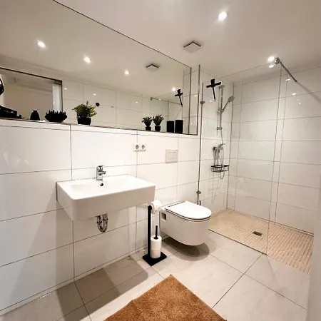 Bella - Business&family Ap 2, 100m Zum Konzerteingang Schloss, Parkplatz, Smart Tv, Netflix, Waschmaschine, 24h Checkin, 30 Qm アパート *